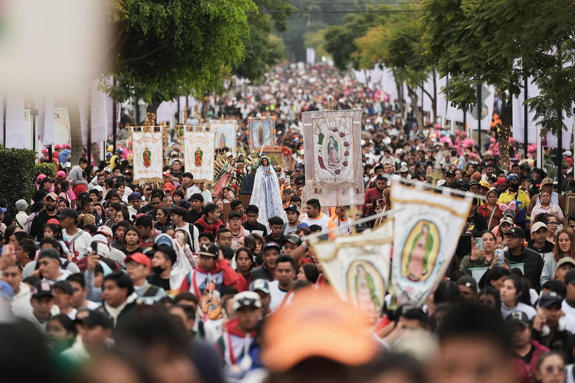 Peregrinos llegan a la basílica de la Virgen de Guadalupe, en la Ciudad de México, el 11 de diciembre de 2025, en la víspera del día de su fiesta. (AP Foto/Claudia Rosel)