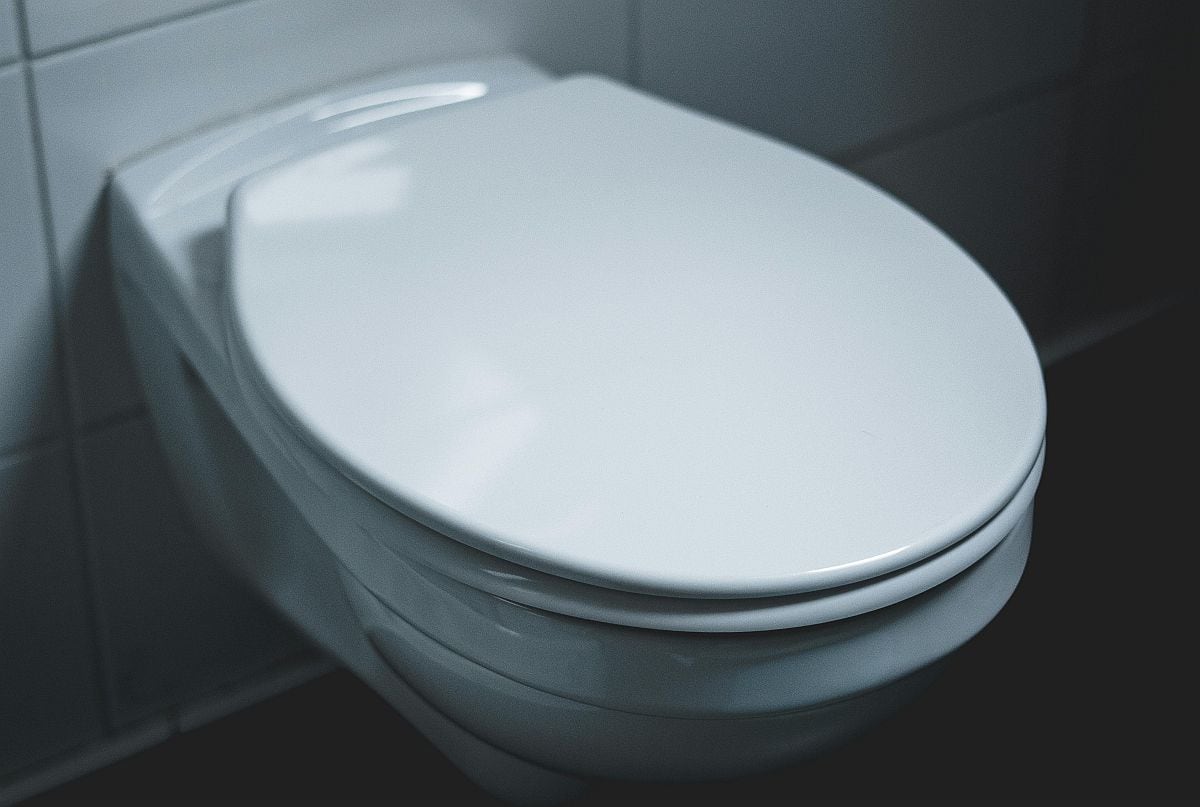 Cuando el agua sale con fuerza dentro de la taza, se genera un flujo turbulento que arrastra gotas microscópicas. (Foto: Jonas Thomann / Pexels)