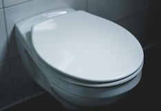 ¿Es correcto o no bajar la tapa del inodoro antes de tirar de la cadena?