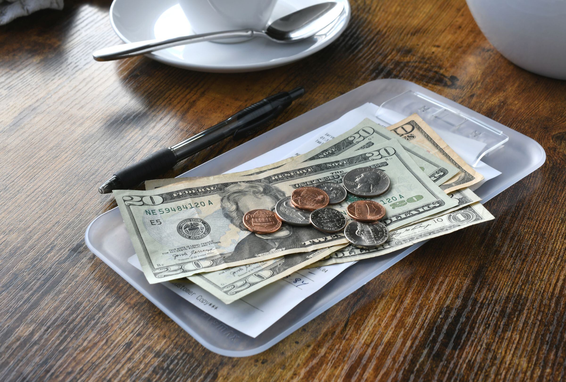 Revisa esta nota para que conozcas cómo funciona el sistema de propinas en Estados Unidos y sepas cuánto dejar. (Foto: MargJohnsonVA / iStock)