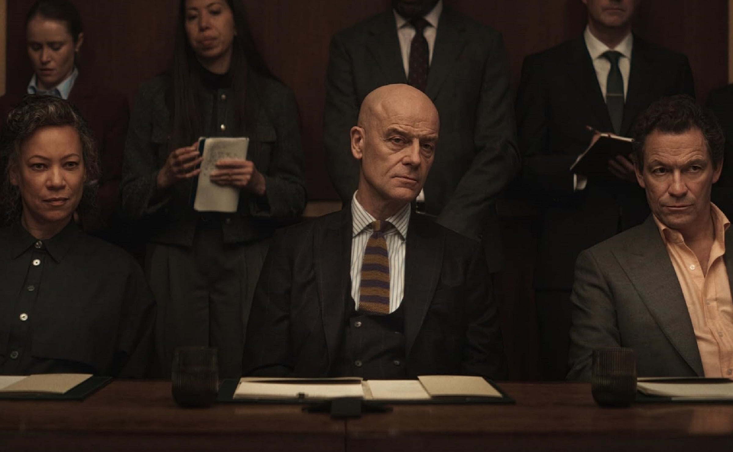Nina Sosanya como Beatrice "Queen Bea" Ubosi, Pip Torrens como St. John Smallwood y Dominic West como Morgan Henderson en una escena del drama legal "War" (Foto: New Pictures/ Observatory Pictures/ HBO Max)