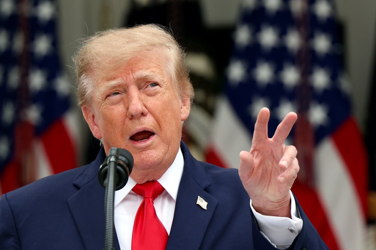 El presidente estadounidense Donald Trump habla mientras miembros de organizaciones profesionales de policías y bomberos almuerzan en el Jardín de las Rosas de la Casa Blanca en Washington, D.C., EE. UU., 15 de octubre de 2026. EFE/EPA/TOM BRENNER / POOL