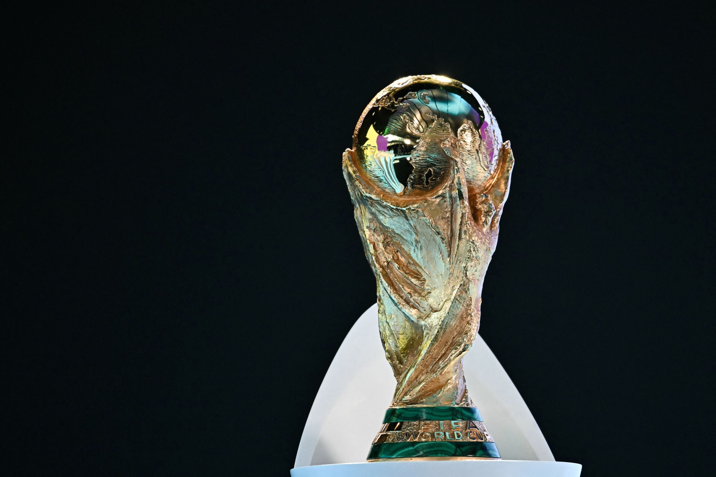 El trofeo de la Copa Mundial de la FIFA es el sueño de todo jugador de fútbol. (Foto: Fabrice COFFRINI / AFP)