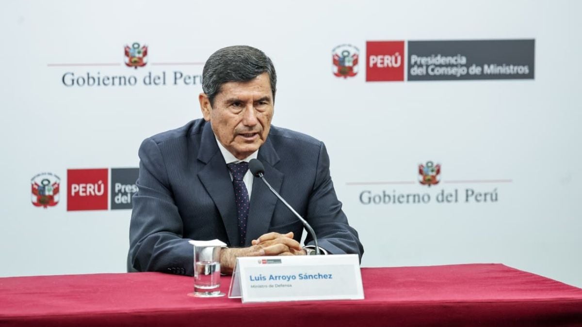 El ministro de Defensa, Luis Arroyo Sánchez, informó que el Gobierno ha distribuido maquinaria pesada del Ejército en diferentes puntos estratégicos del país. Foto: Mindef.