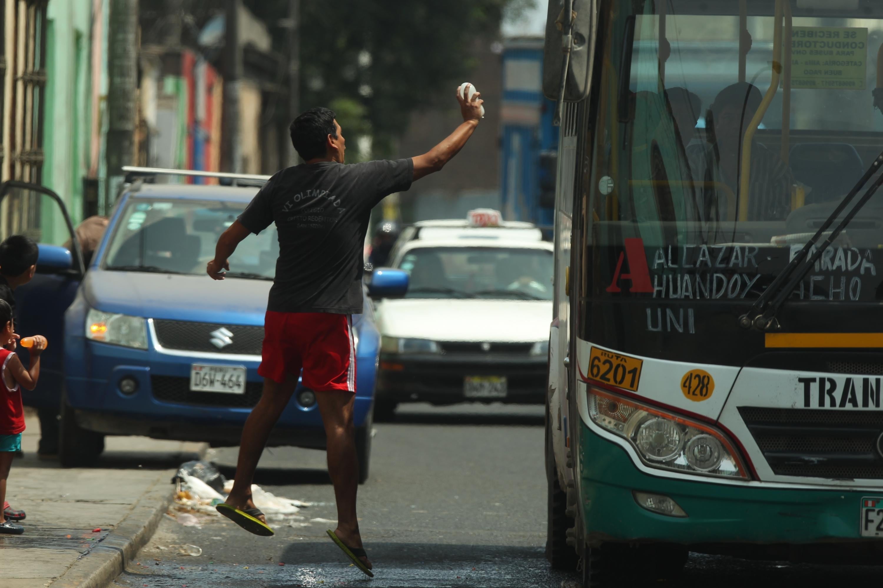Los carnavales elevan el uso de agua y reducen el ahorro familiar, aunque el impacto varía según la región y las costumbres de la celebración. (Foto: GEC)