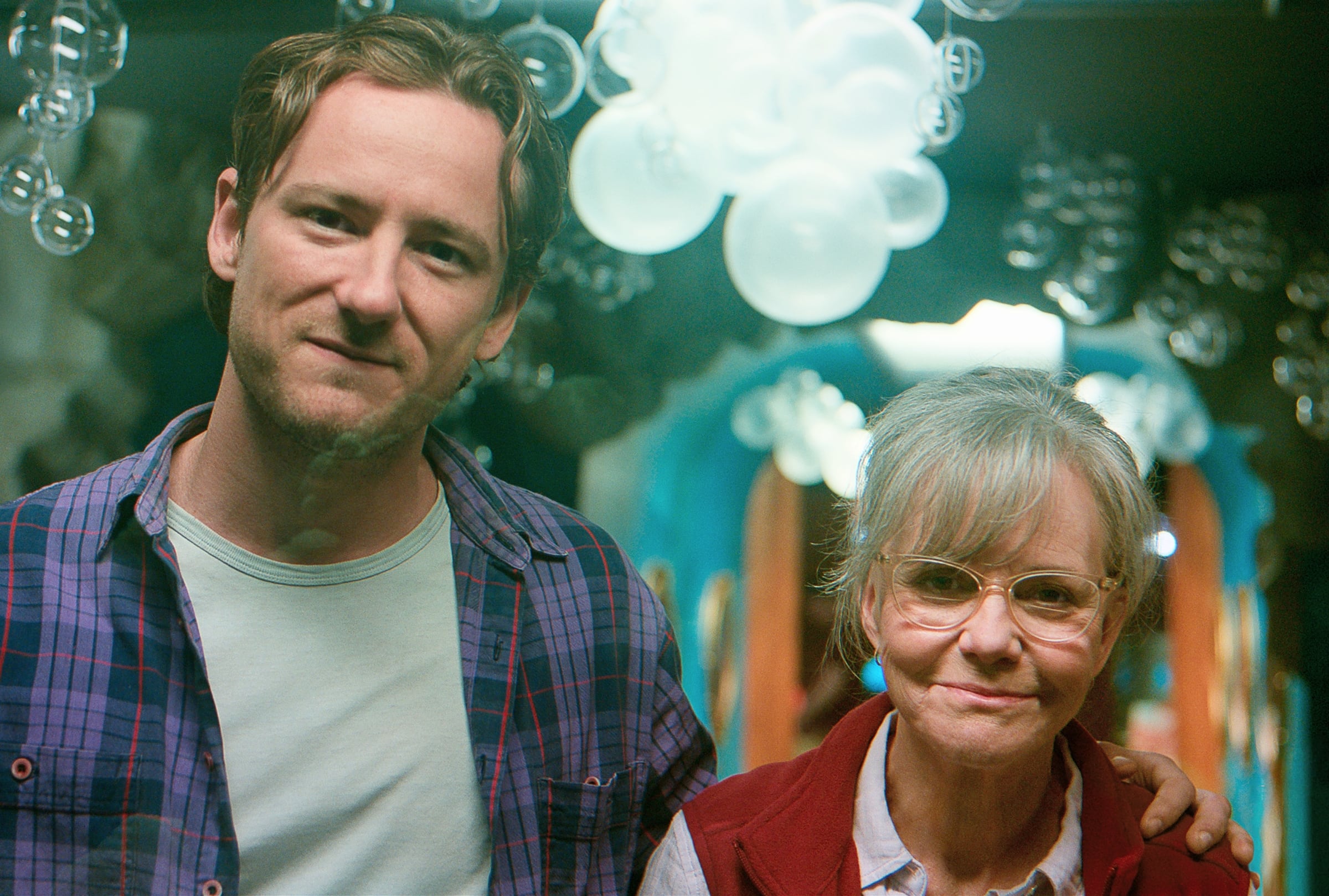 Lewis Pullman interpreta a Cameron y Sally Field interpreta a Tova en la película "Criaturas luminosas", escrita por Olivia Newman y Juan Whittington (Foto: Netflix)