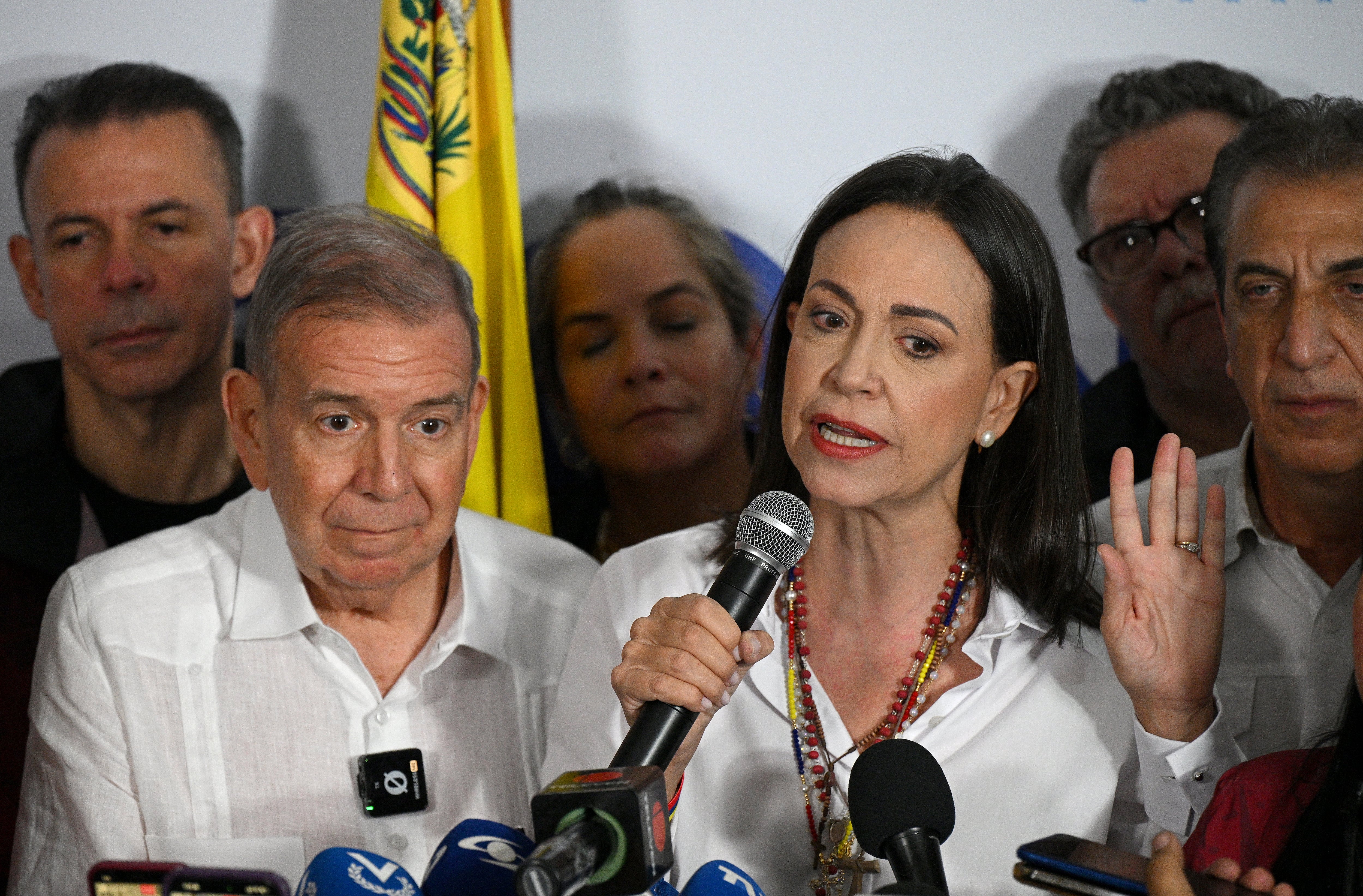 La líder de la oposición venezolana María Corina Machado habla con los medios de comunicación, acompañada por el candidato presidencial de la oposición Edmundo González Urrutia. (Foto de Federico PARRA/AFP).