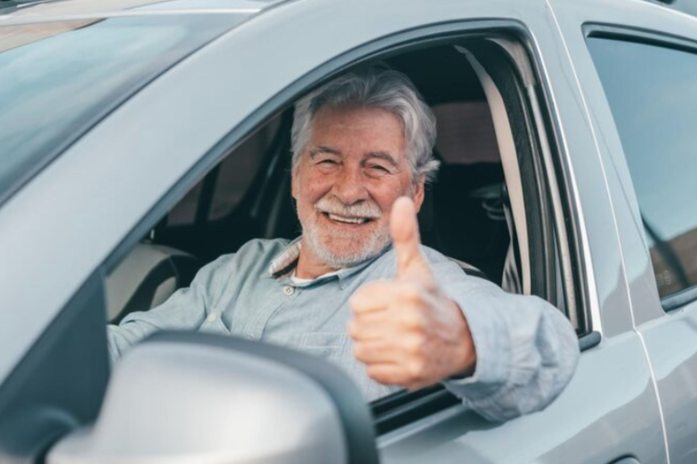 Las conductores de 70 años o más deberán acercarse a las oficinas oficiales para renovar su licencia. (Crédito: EyeEm / Freepik)