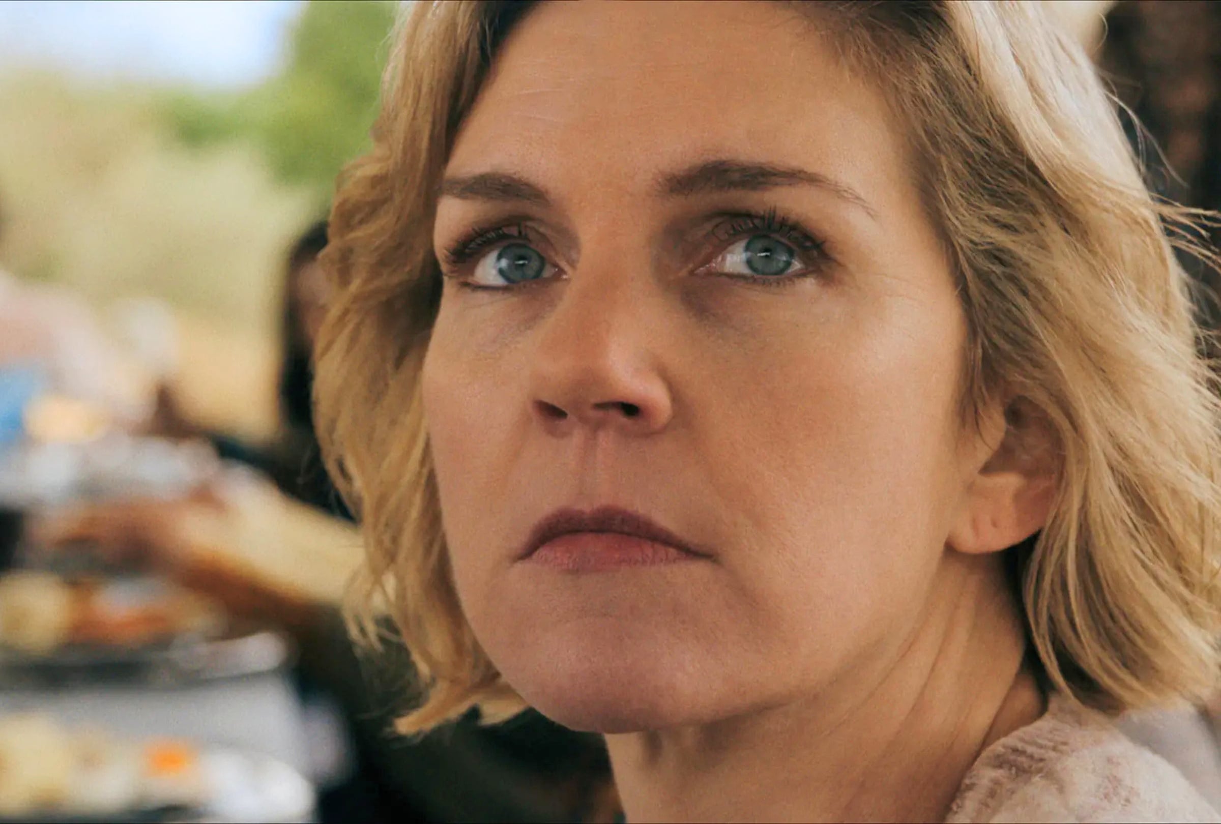 Rhea Seehorn ganó el Emmy a la Mejor Actriz en Serie Dramática tras interpretar a Carol Sturka en la exitosa producción de ciencia ficción "Pluribus" (Foto: High Bridge Productions / Sony Pictures Television / Apple TV)