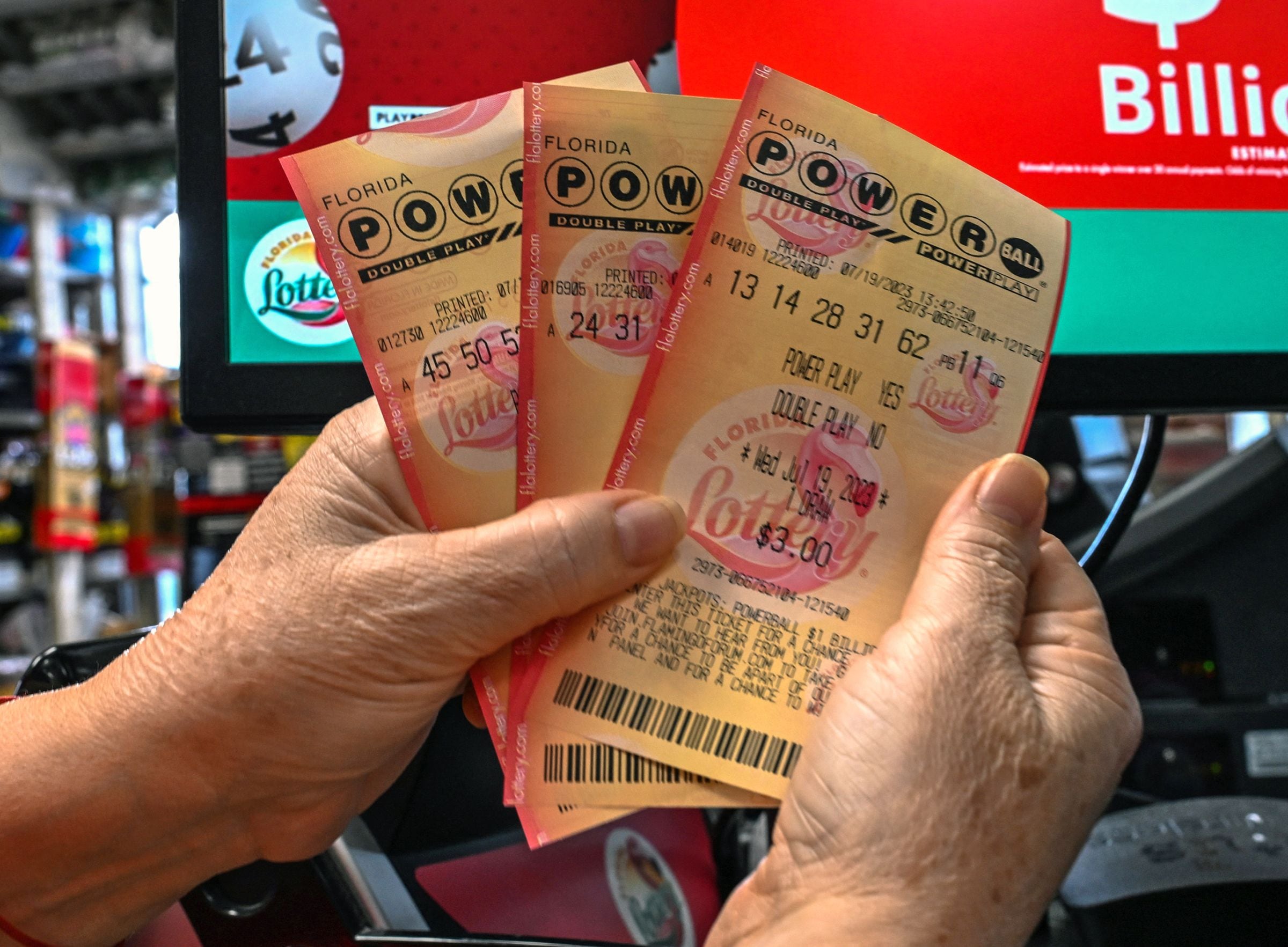 Por lo general, los participantes del Powerball pueden reclamar un premio de hasta $600 en cualquier lotería autorizada de la jurisdicción donde compraron el boleto. (Foto: GIORGIO VIERA / AFP)