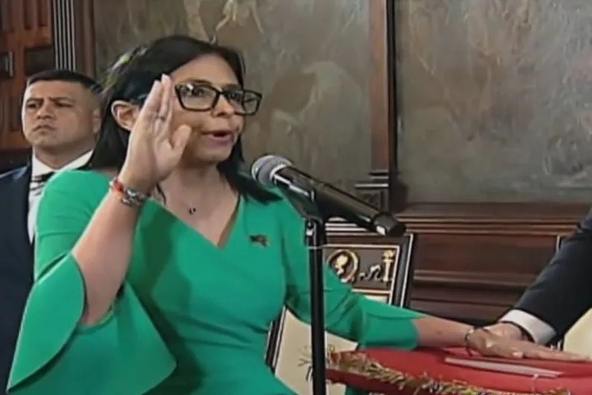 Captura de video tomada de una transmisión de la televisión estatal VTV que muestra a Delcy Rodríguez jurando como mandataria encargada del país, en Caracas (Venezuela). Foto: EFE/ VTV