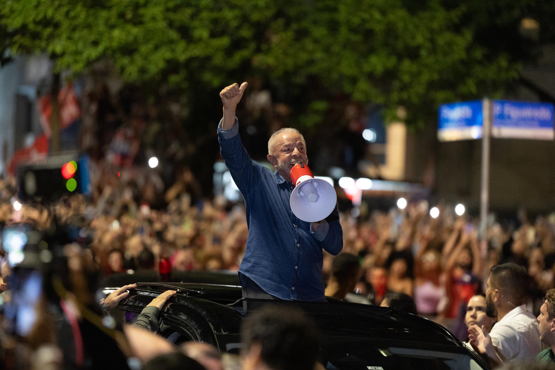 El presidente de Brasil, Luiz Inácio Lula da Silva (i), quien ganó la segunda vuelta de las elecciones con un 51,79 % de los votos, frente al 48,21 % del senador ultraderechista Flávio Bolsonaro, saludó a sus simpatizantes en Sao Paulo (Brasil). (EFE/ Isaac Fontana)