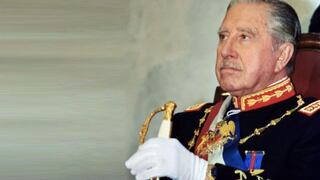 Familiares y amigos conmemoran undécimo aniversario de la muerte de Pinochet