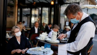 “¡Esto es París!” Los franceses regresan al fin a sus amados cafés