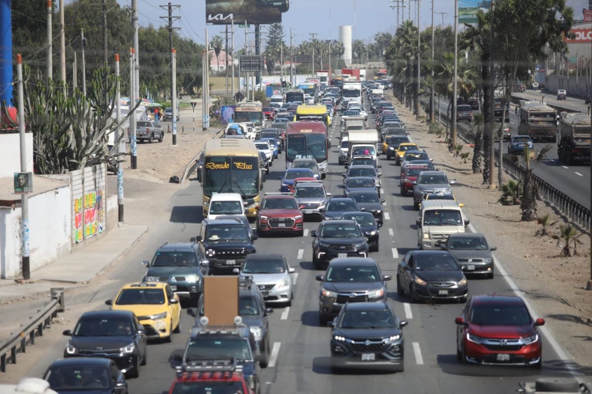 Alta congestión en la Panamericana Sur obligó a restringir el tránsito de camiones, mientras autoridades exhortan a empresas de transporte pesado a circular en horario nocturno. Fotos: Diana Marcelo/ @photo.gec