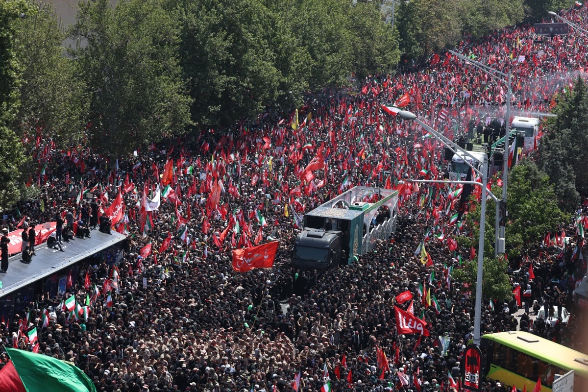 Ciudadanos iraníes participan en la ceremonia fúnebre del difunto Líder Supremo iraní, el Ayatolá Ali Jamenei, en Teherán, Irán. Irán celebra un funeral de Estado de varios días, del 4 al 9 de julio de 2026, en honor al líder, quien falleció en un ataque aéreo conjunto de Estados Unidos e Israel el 28 de febrero de 2026. (Teherán) EFE/EPA/ABEDIN TAHERKENAREH.