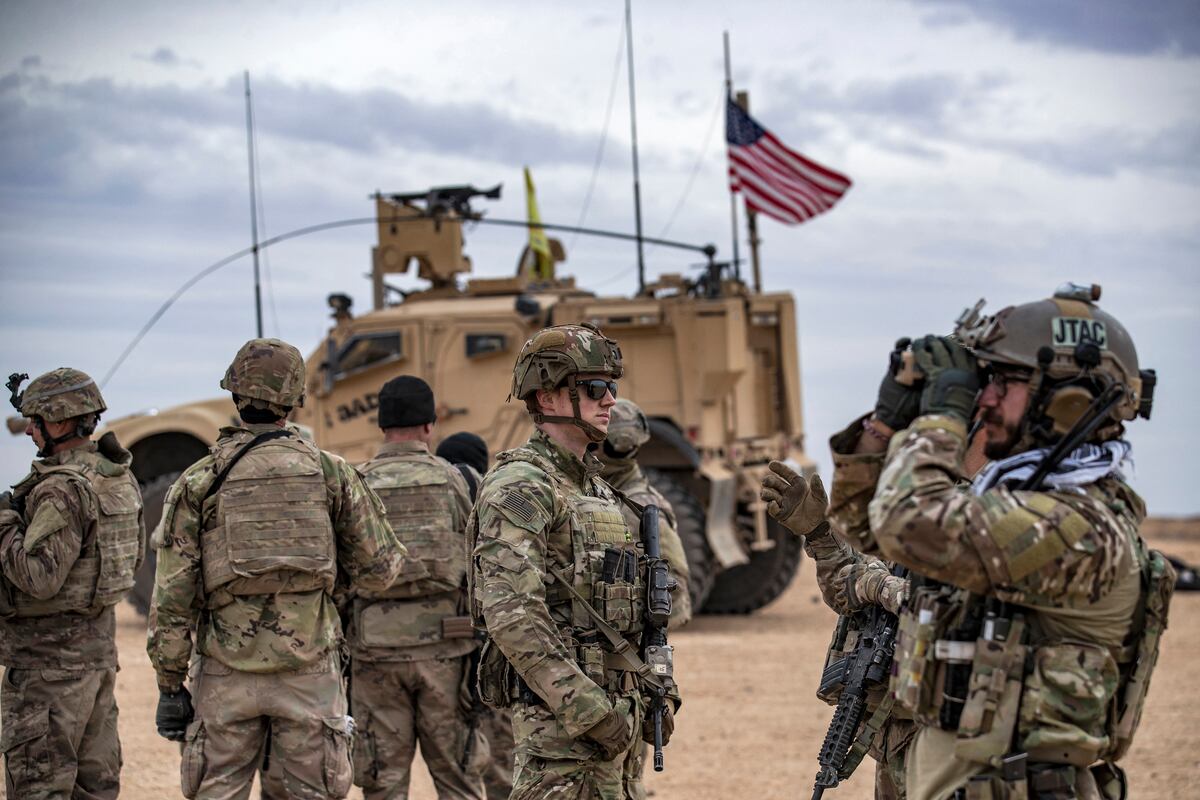 Estados Unidos atacó con cazas de combate, helicópteros de ataque y salvas de artillería, reportan desde NY Times. Foto: referencial / Delil Souleiman / AFP