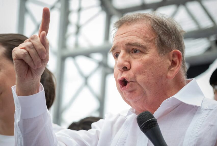 Candidato Edmundo González Urrutia instó a los ciudadanos a permanecer en los centros electorales “validando y defendiendo” cada voto. Foto: EFE