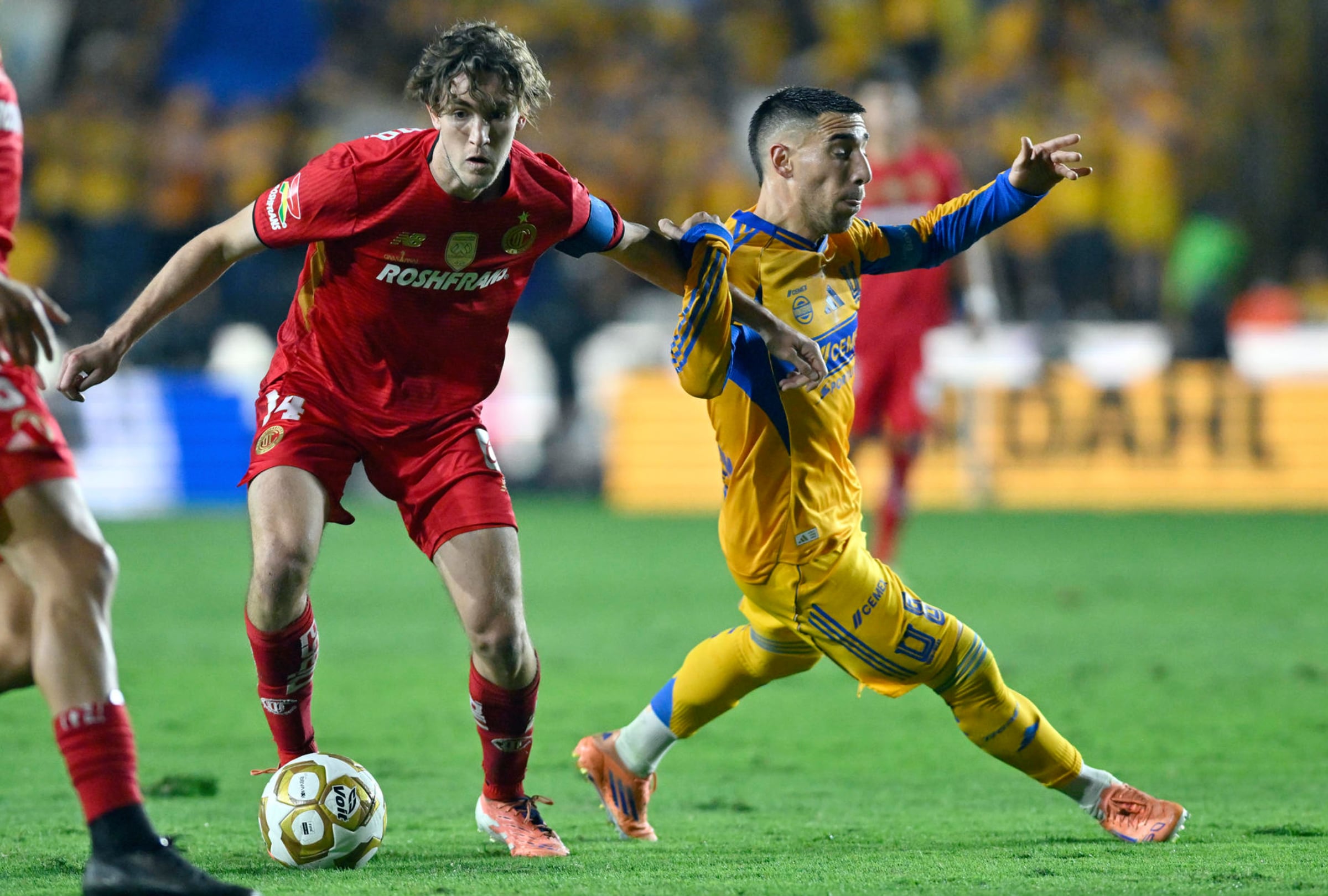 TOLUCA DE LERDO, EDOMEX (MÉXICO), 14/12/2025.- Cobertura oficial de Canal 5 y TUDN EN VIVO ONLINE para ver el partido entre Toluca y Tigres UANL este domingo 14 de diciembre por la vuelta de la Gran Final del Torneo Apertura de la Liga MX 2025 desde el Estadio Nemesio Diez. FOTO DE MIGUEL SIERRA PARA AGENCIA EFE