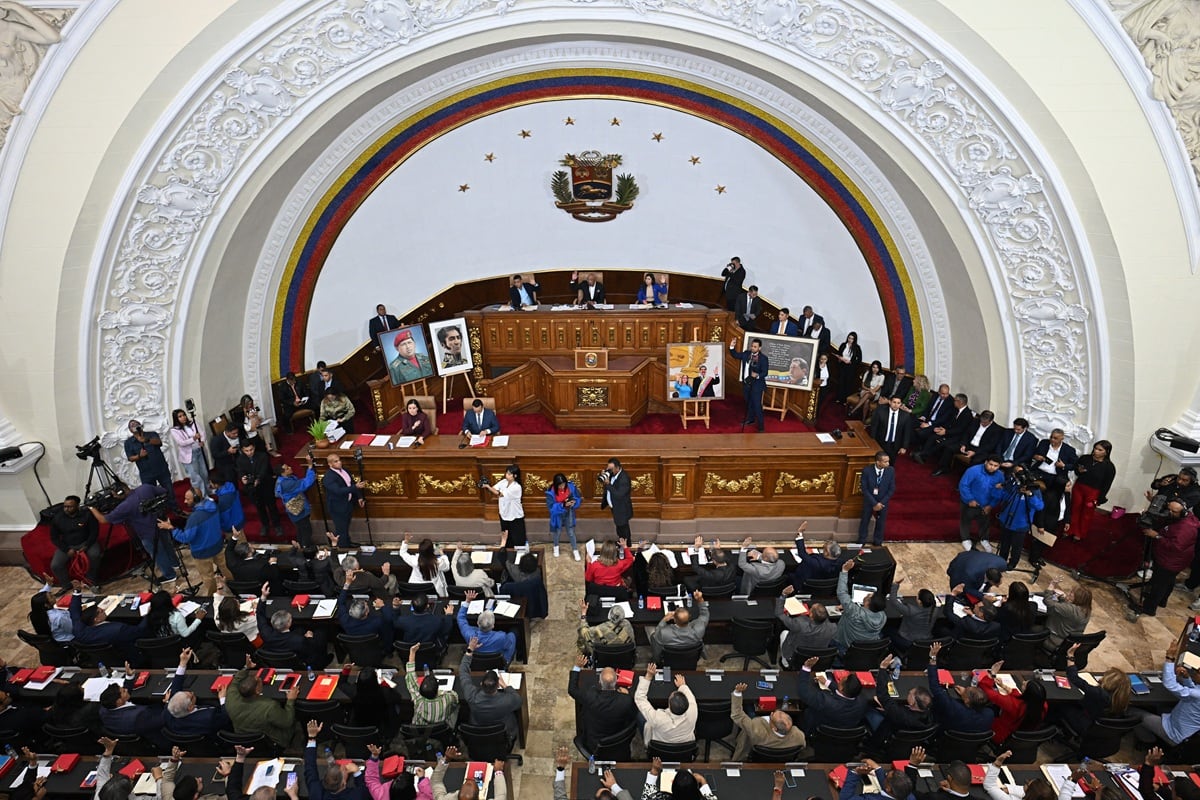 Legisladores de la Asamblea Nacional de Venezuela asisten a un debate sobre un proyecto de ley de amnistía, en la Asamblea Nacional en Caracas, el 19 de febrero de 2026. (Federico PARRA / AFP)