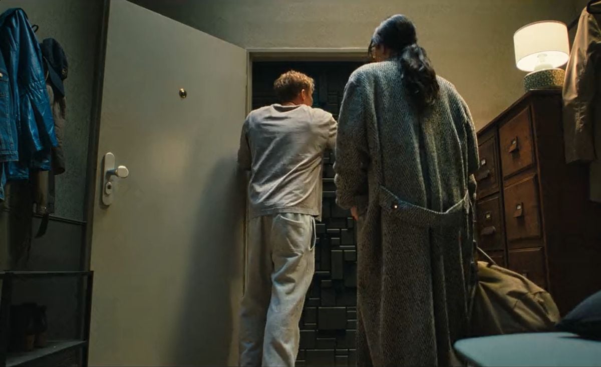 Cuando Tim y Olivia descubren un muro negro que no los deja salir de su apartamento y edificio (Foto: W-Film / W-Pictures / W&B Television)