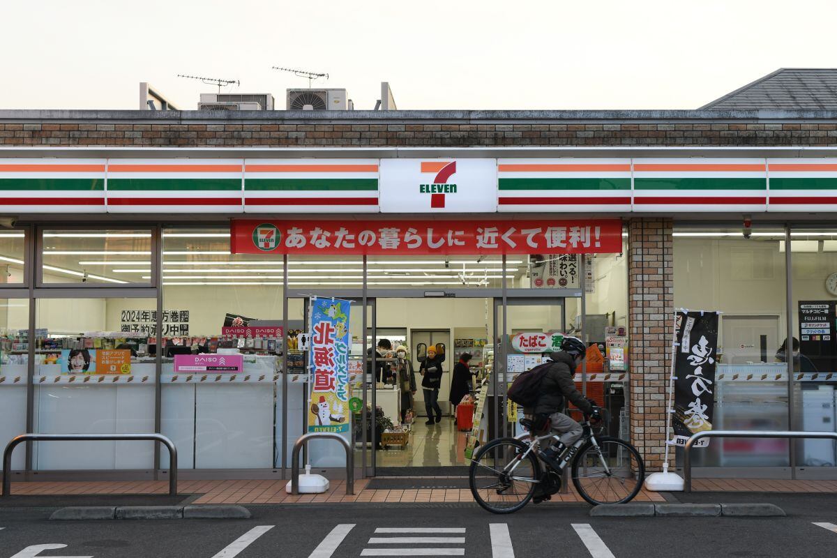 Una tienda de conveniencia 7-Eleven, operada por Seven & i Holdings Co., en Tokio, Japón, el jueves 18 de enero de 2024. Con el paso de los años, 7-Eleven se convirtió en una franquicia que se ha convertido en parte de la vida en la nación insular, ofreciendo alimentos, bebidas y productos diarios asequibles, así como servicios municipales y de entrega. Fotógrafo: Noriko Hayashi/Bloomberg