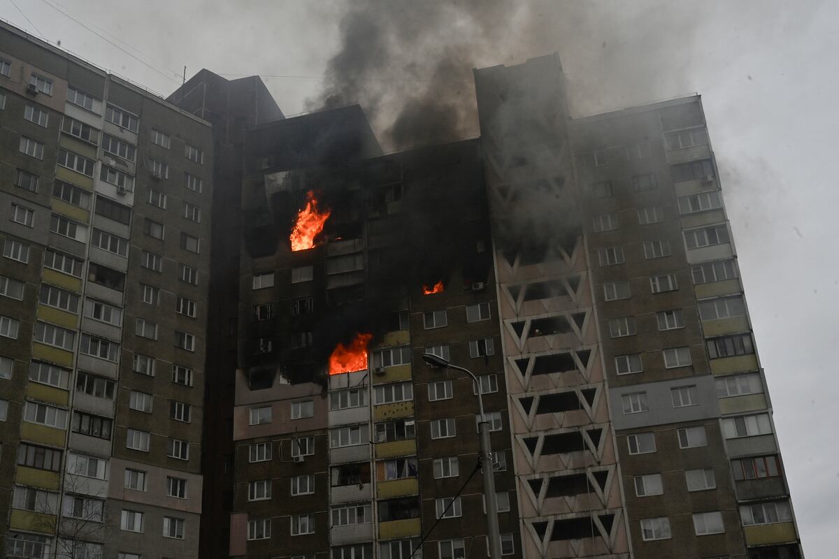 Esta fotografía tomada en Kiev el 7 de febrero de 2024 muestra un edificio en llamas y dañado como resultado de un ataque con misiles, en medio de la invasión rusa de Ucrania. (Foto: AFP)