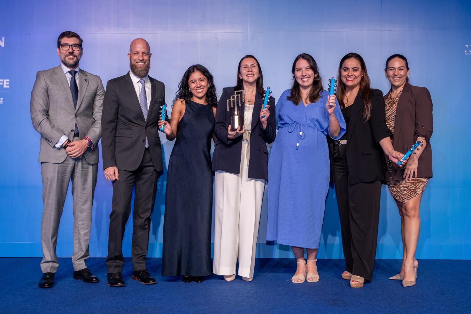 José Manuel Jurado Gómez, gerente general de la Unidad de Prensa del Grupo El Comercio, entregó a BanBif el Premio ABE por sus buenas prácticas de reconocimiento. Foto: GEC / Fernando Sangama
