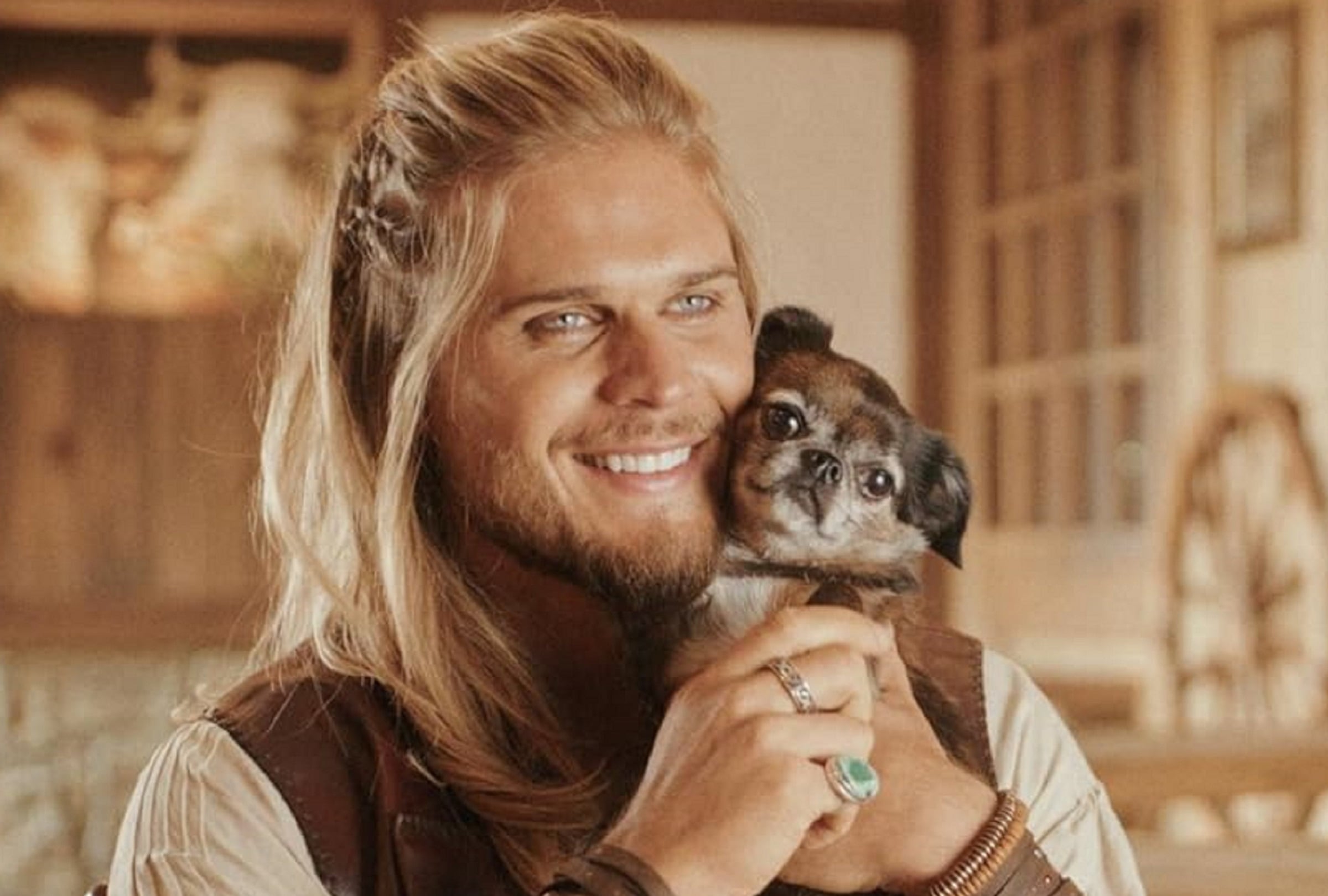 Rúrik Gíslason es el encargado de interpretar a Nodon, gurú canino, en la película alemana "Come, reza, ladra" (Foto: Netflix)