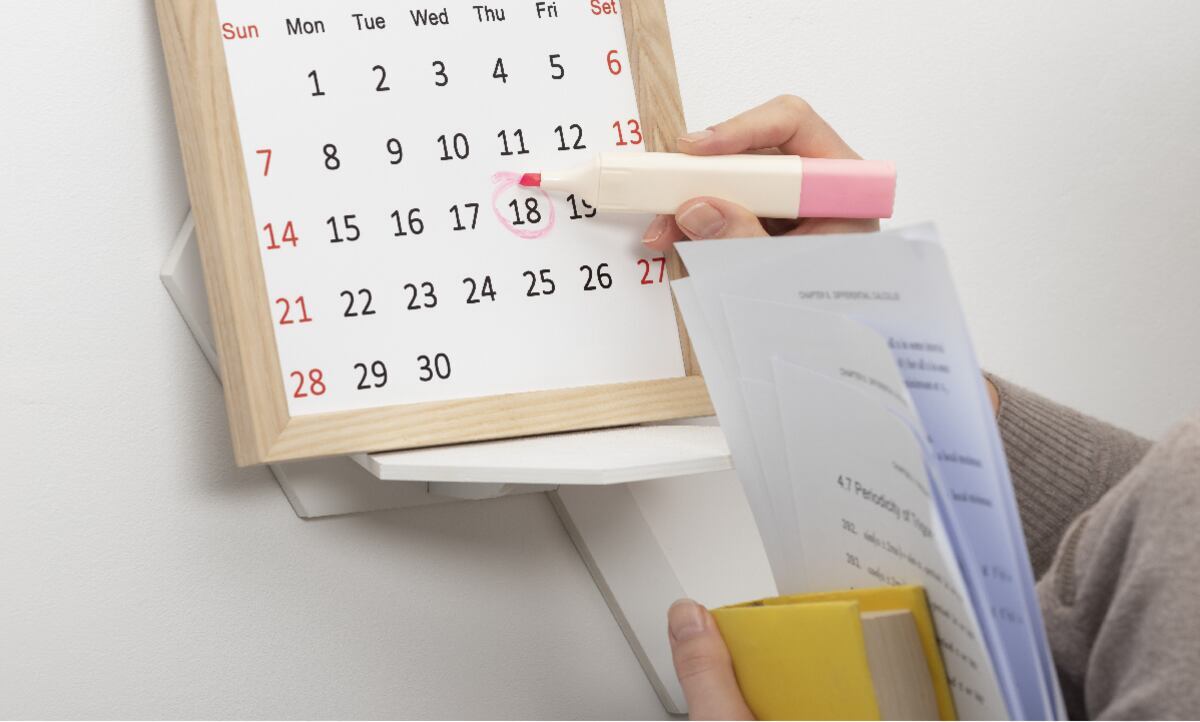 Una mujer anotando los días feriados en el calendario (Foto: Pixabay)