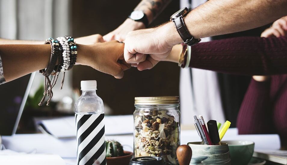 FOTO 3 | Tus softskills no se desarrollarán
Trabajar en equipo, la empatía, el liderazgo, la persuasión y capacidad de comunicación, son habilidades que se aprenden únicamente a través de la interacción con otras personas. Hacer home office por una cantidad prolongada de tiempo podría significar renunciar a la oportunidad de poner en práctica estas herramientas tan necesarias no sólo para la vida laboral, sino para la vida en general. Es muy probable que los directivos de tu empresa estén conscientes del asunto, y prefieran mantener a sus colaboradores interactuando entre sí en las oficinas que correr el riesgo de contar con personal apático e individualista. (Foto: Pixabay)