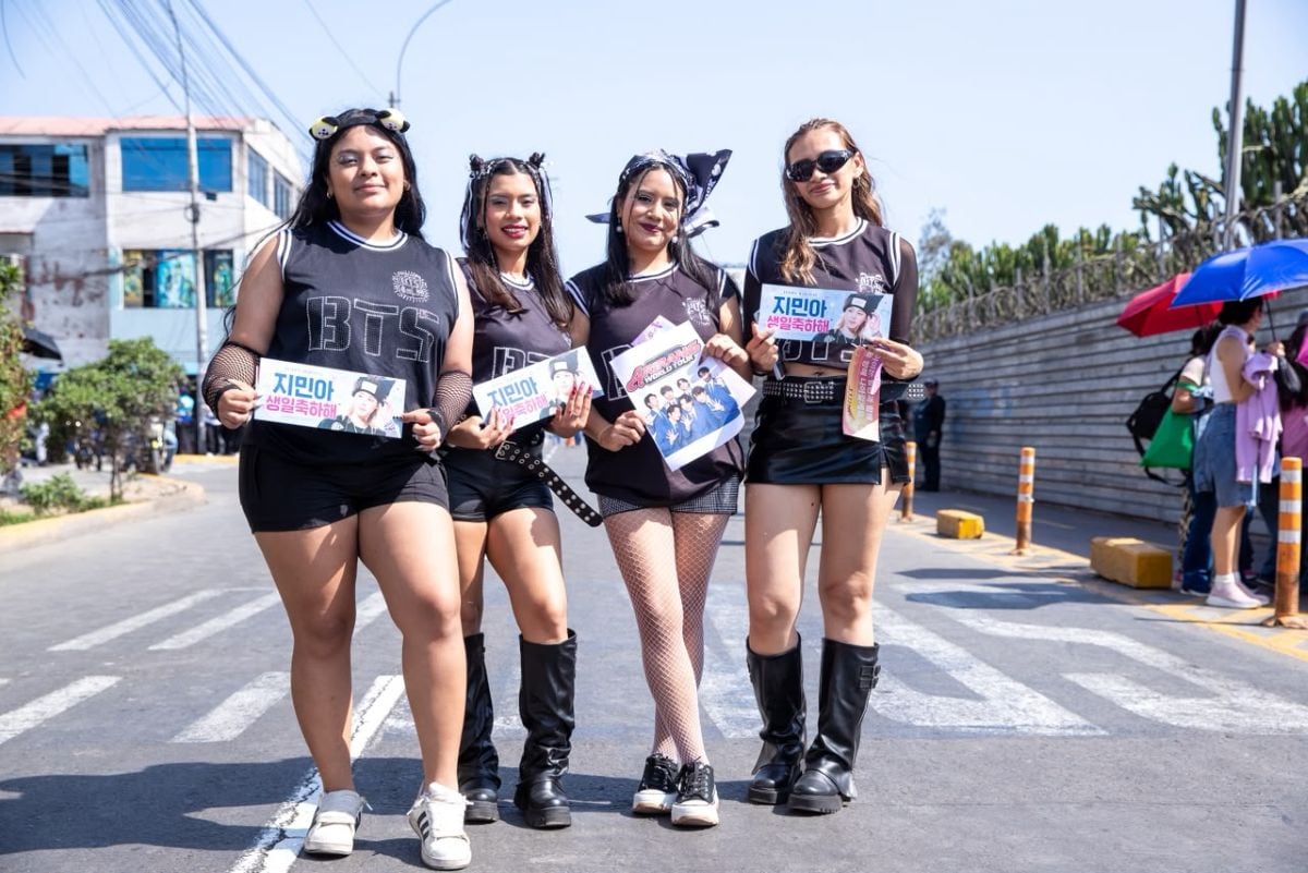 La venta de ropa, accesorios y otros productos asociados a la banda surcoreana generó ingresos por más de S/ 5.6 millones durante sus tres conciertos en el Estadio San Marcos. Foto: GEC.