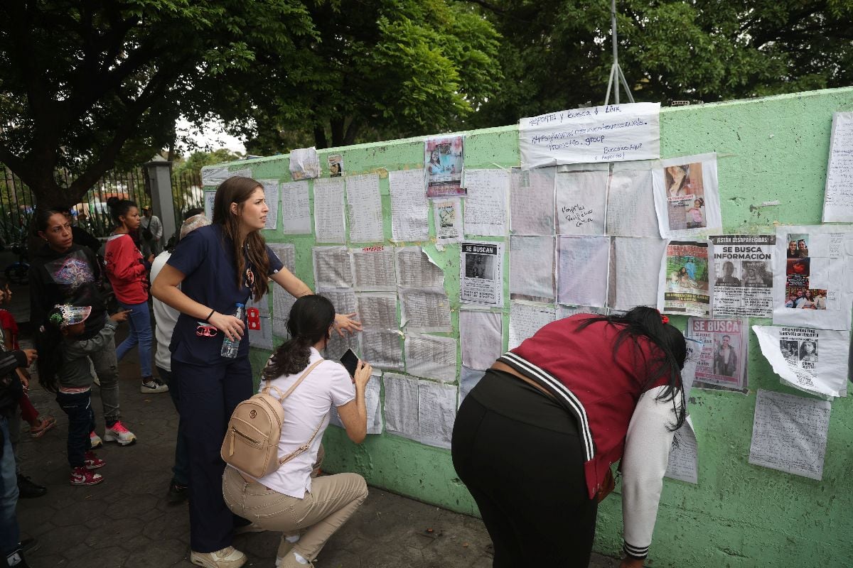 El 28 de junio, en Caracas, varias personas consultan una lista de hospitales en busca de los nombres de sus familiares.