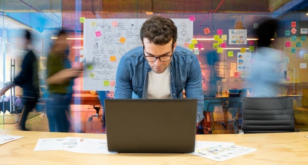 Evaluación de desempeño en tiempos de IA: ¿se miden las horas trabajadas vs resultados?