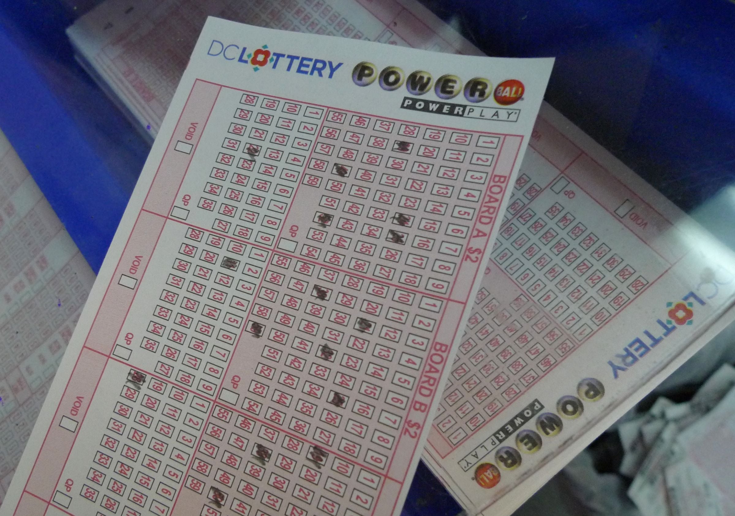 Los plazos límite para la venta de boletos del Powerball varían según la jurisdicción. (Foto: MANDEL NGAN / AFP)