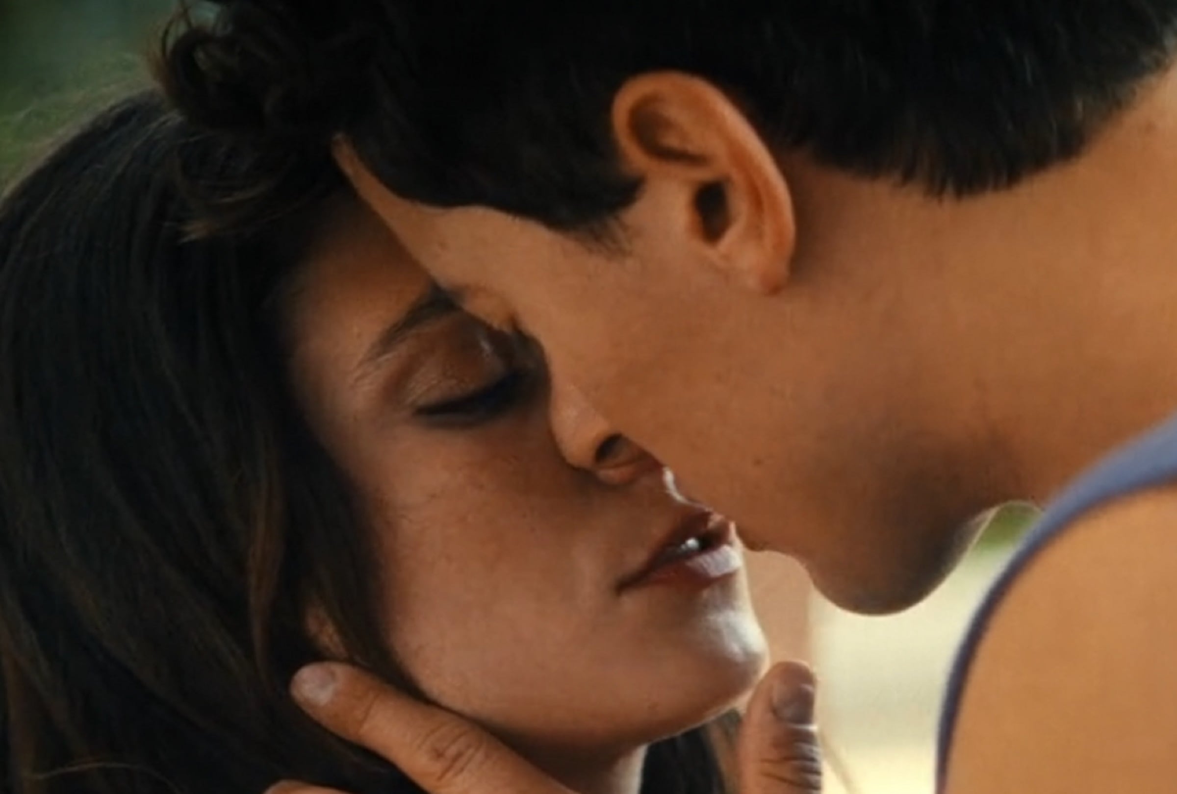 Poppy Wright (Emily Bader) persigue a Alex Nielsen (Tom Blyth) y le confiesa su amor al final de la película "Gente que conocemos en vacaciones" (Foto: Netflix)