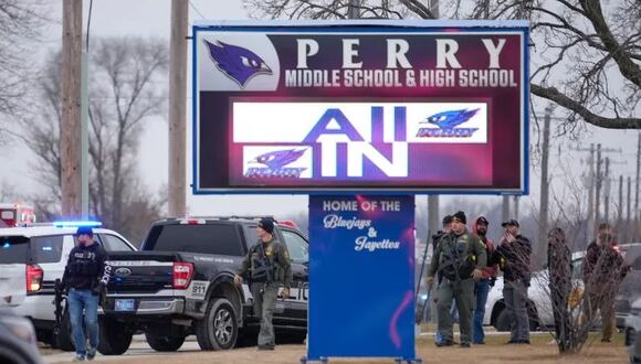 La policía responde al tiroteo en la escuela secundaria Perry en Perry, Iowa, Estados Unidos [Andrew Harnik/AP Photo]