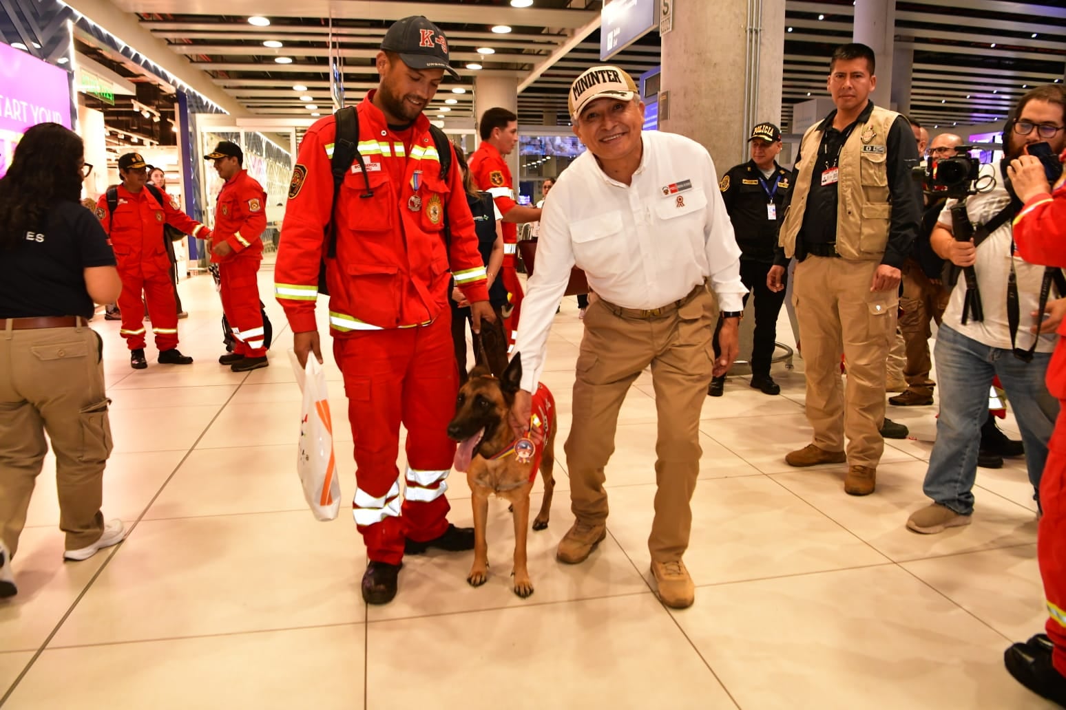 El ministro José Zapata otorgó un reconocimiento especial a Kaira por su destacada participación en las labores de búsqueda. Foto: Mininter.