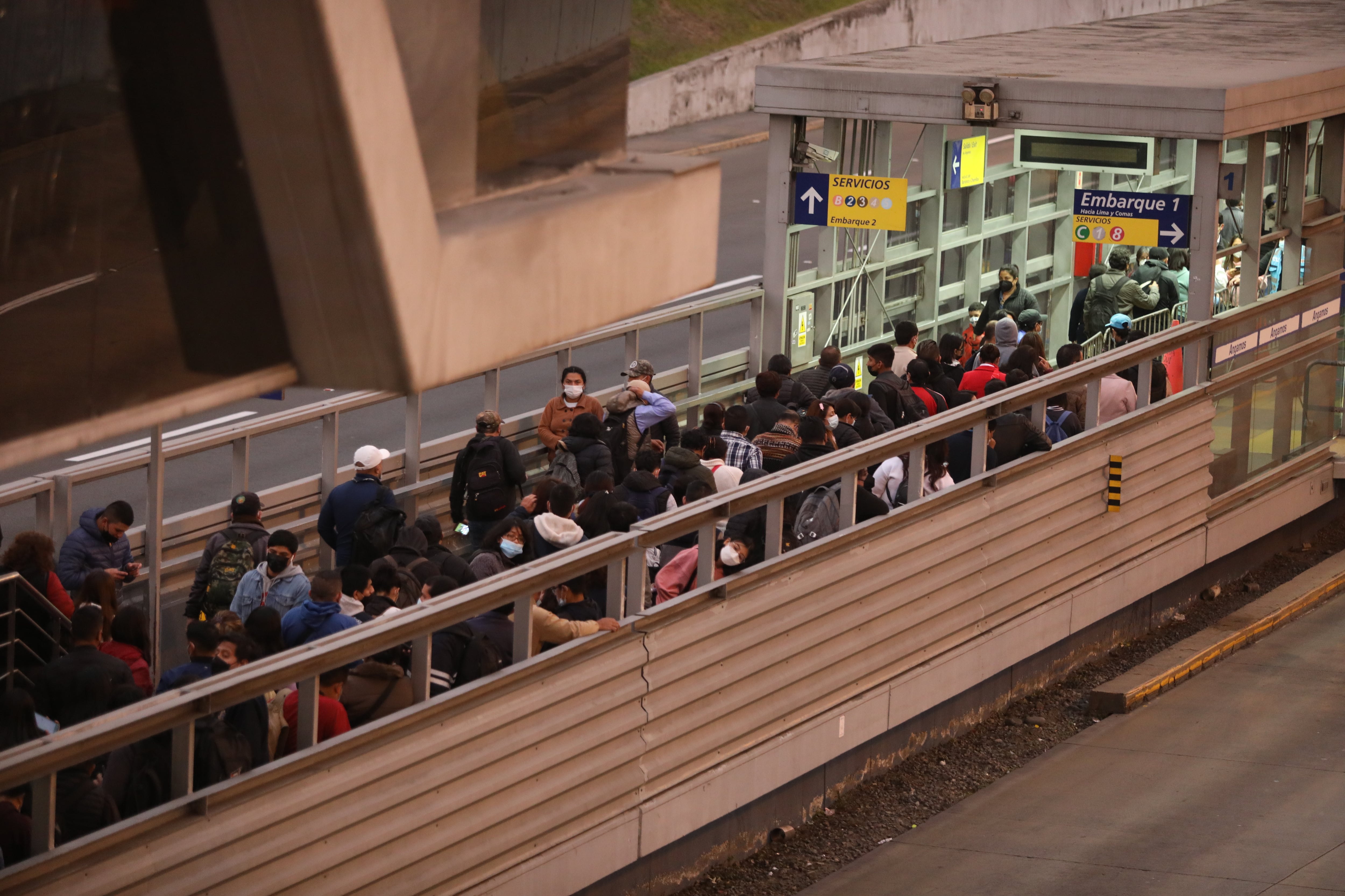 Estación del Metropolitano en "hora punta". (Foto: Julio Reaño/GEC)