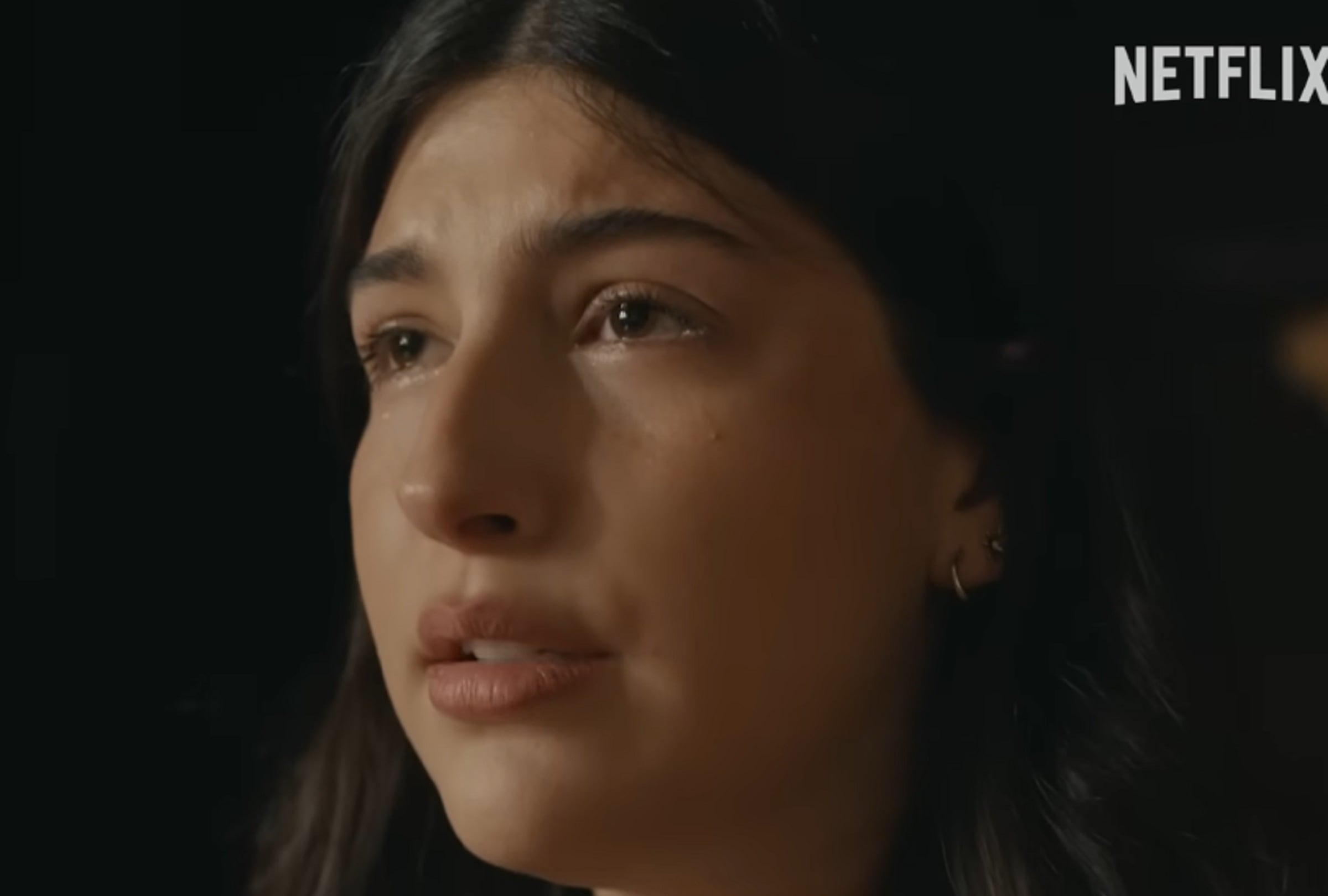 Sophie Birenbaum (Sunny Sandler) debe lidiar con la enfermedad terminal de su madre en la película "No se desea buena suerte", que se estrena el 14 de agosto (Foto: Netflix)
