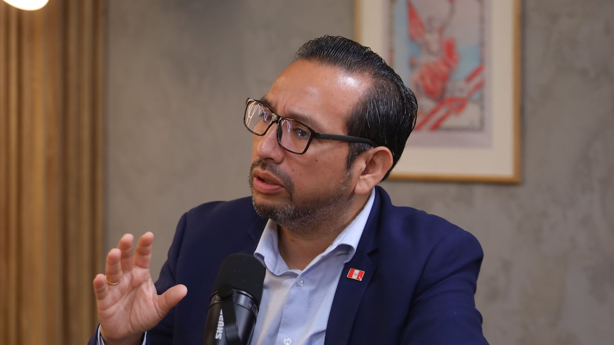 Ministro Dyer: Proceso de reorganización no implica reducción de personal médico