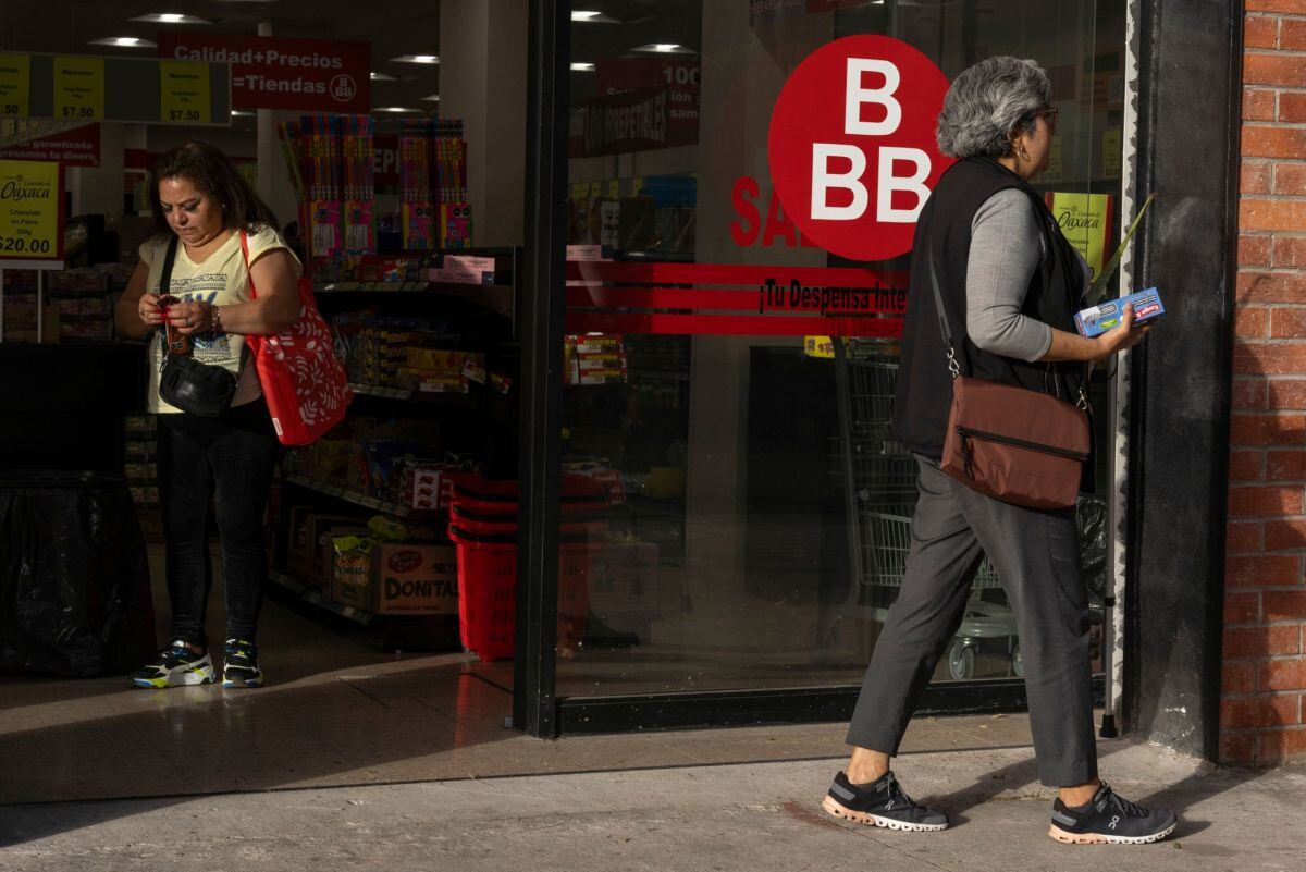 Compradores salen de una tienda Tiendas 3B en Ciudad de México, México, el sábado 6 de enero de 2024. El minorista de descuento mexicano Tiendas 3B ha elegido un trío de bancos de Wall Street para una posible oferta pública inicial en Estados Unidos. Fotógrafo: Alejandro Cegarra/Bloomberg
