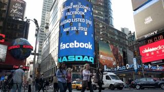 Acciones de Facebook casi alcanzan valor de OPI, a 14 meses de su debut en la bolsa