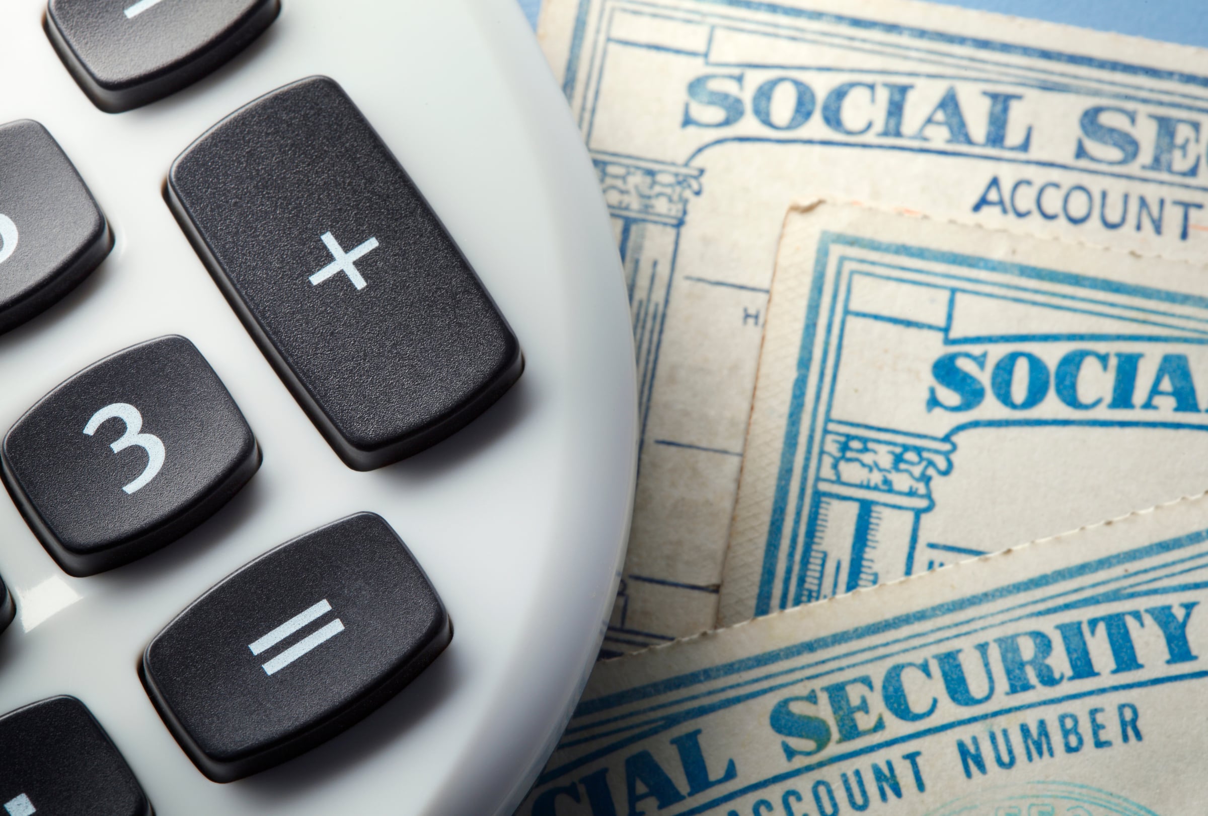 Los cheques del Seguro Social del 2025 dependerán del COLA que anuncie el organismo administrador (Foto: Canva)