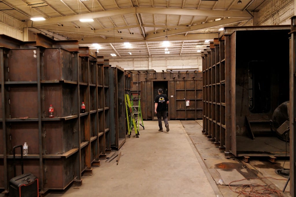 Ron Hubbard entra en la fábrica de Atlas Survival Shelters en Sulphur Springs, Texas, el 7 de marzo de 2026. Desde que comenzó la guerra en Oriente Medio hace casi dos semanas, el teléfono de Atlas Survival Shelters, la empresa de refugios antibombas de Ron Hubbard en Texas, no ha dejado de sonar. Clientes extranjeros y estadounidenses se apresuran a comprar sus búnkeres, buscando refugio en caso de ataques aéreos, lluvia radiactiva o apocalipsis. (Foto de Mark Felix / AFP)