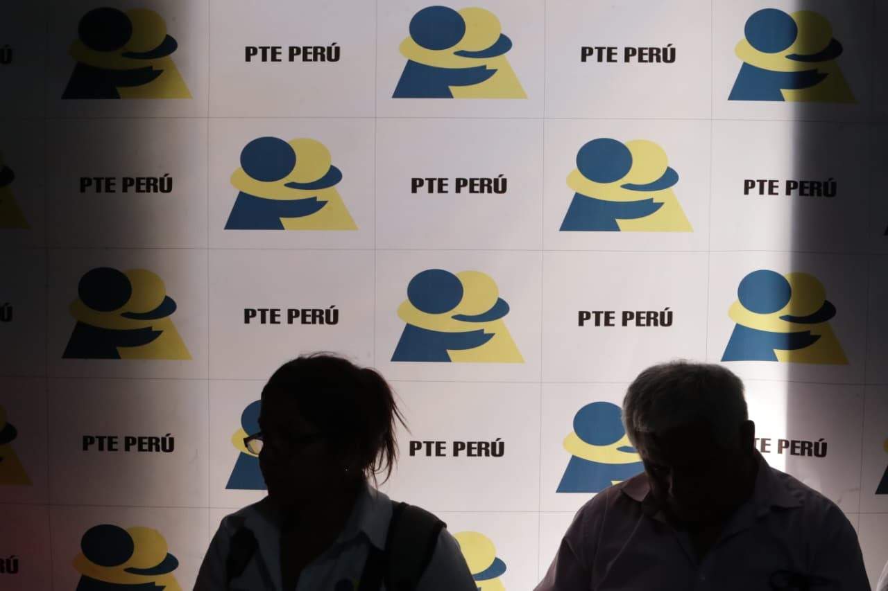 Llegada del cuerpo de quien fue en vida el candidato presidencial del partido PTE Perú Napoleón Becerra el cual falleció en un accidente de tránsito al interior del país.
Fotos: Julio Reaño/@photo.gec