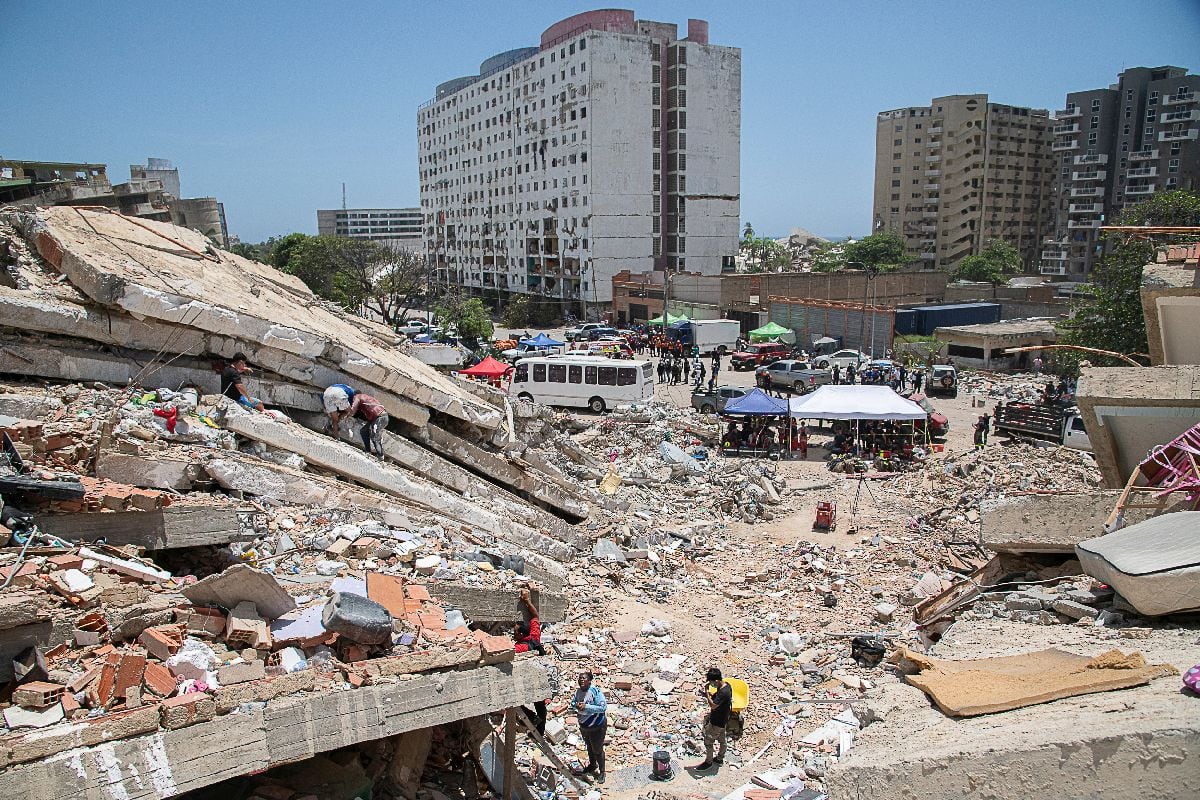 Equipos de rescate buscan supervivientes entre los edificios destruidos en Caraballeda el 1 de julio.