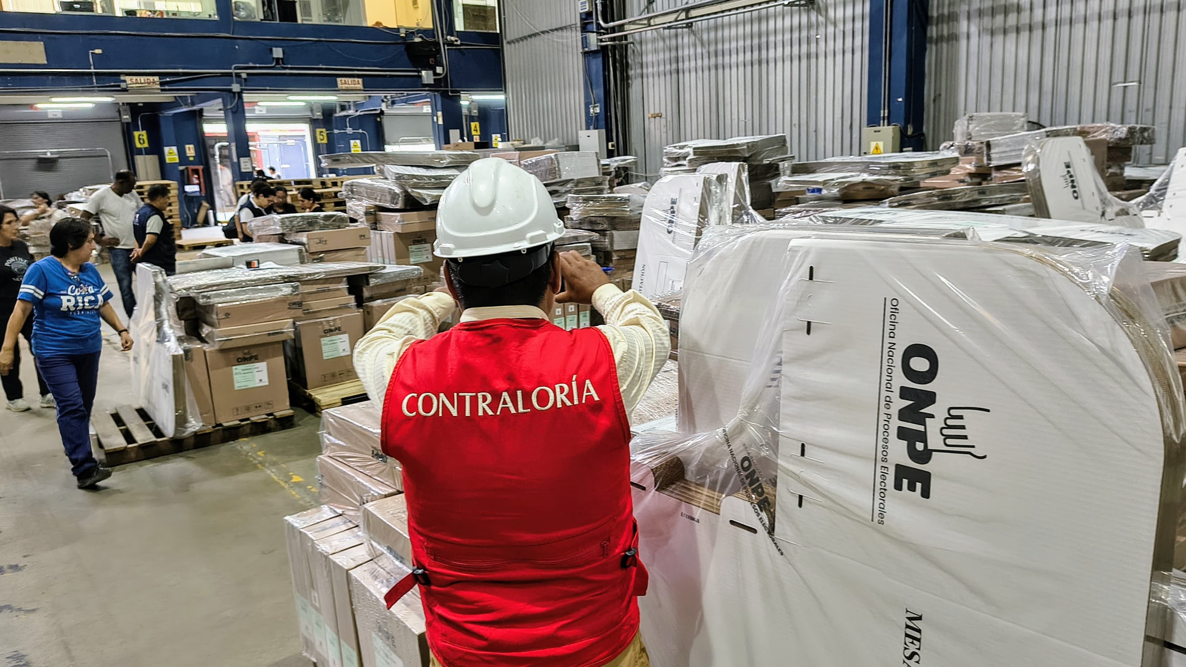 Un total de 162 camiones fueron utilizados para el traslado del material electoral desde el almacén en Lurín.