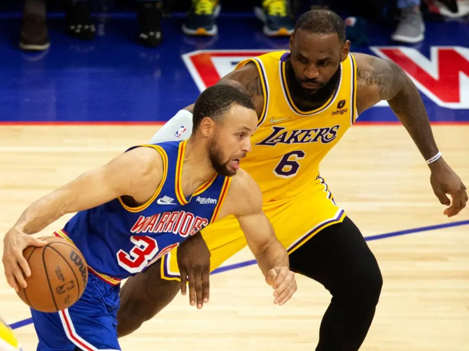 Sigue el partido Los Ángeles Lakers vs. Golden State Warriors en vivo y en directo este viernes 14 de octubre vía NBA TV y NBA League Pass desde el Crypto.com Arena de California. (Foto: EFE)