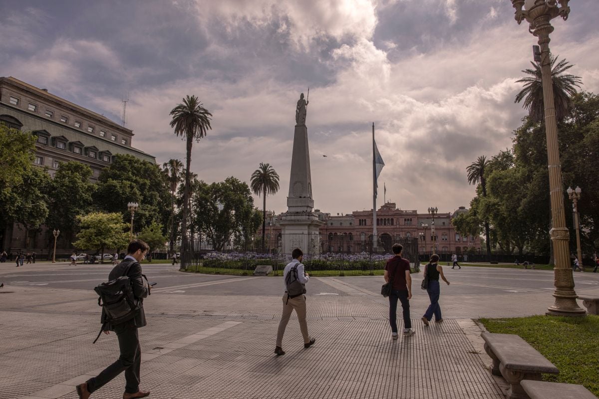 Peatones caminan por la Plaza de Mayo de Buenos Aires, Argentina.